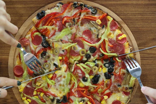 Masada lezzetli karışık pizza.