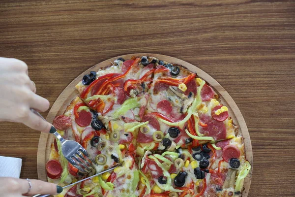 Masada lezzetli karışık pizza.