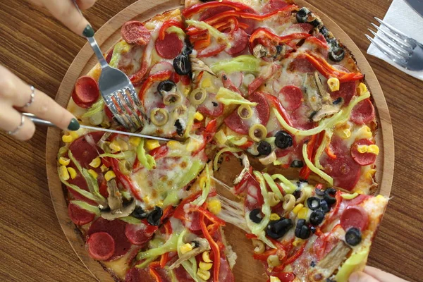 Masada lezzetli karışık pizza.