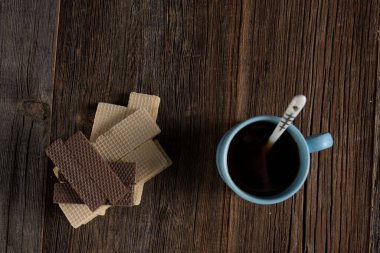 Masada gofret ve fincanda kahve.