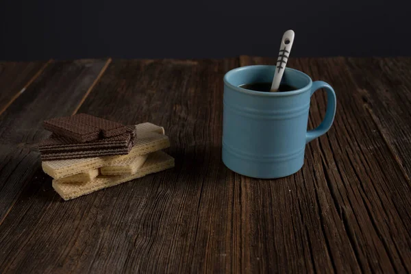 Masada gofret ve fincanda kahve.