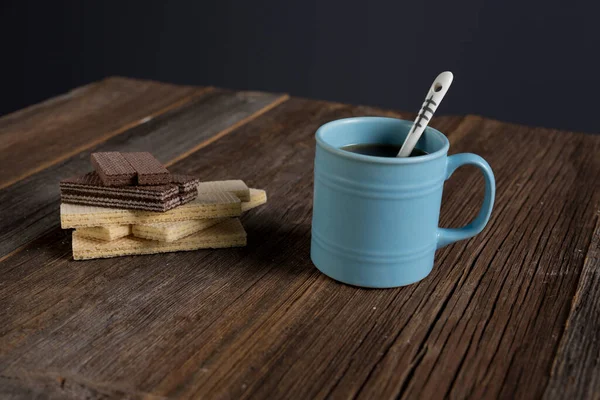 Masada gofret ve fincanda kahve.