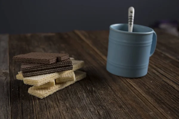 Masada gofret ve fincanda kahve.