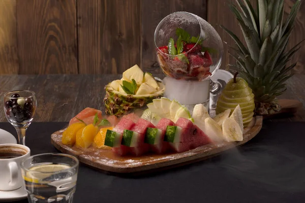 Karpuz ve lüks karışık meyve sunumu