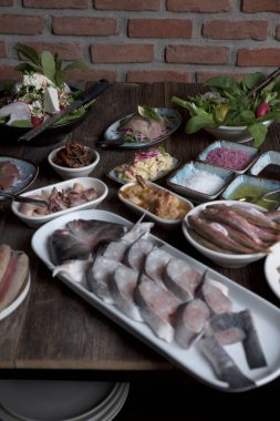 Çeşitli balık ve mezeler.