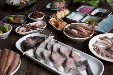 Çeşitli balık ve mezeler.