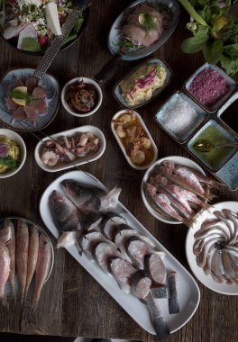 Çeşitli balık ve mezeler.