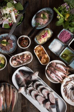 Çeşitli balık ve mezeler.