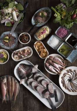 Çeşitli balık ve mezeler.