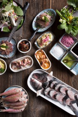 Çeşitli balık ve mezeler.