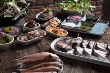 Çeşitli balık ve mezeler.