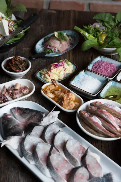 Çeşitli balık ve mezeler.