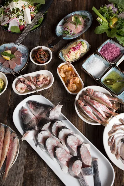 Çeşitli balık ve mezeler.