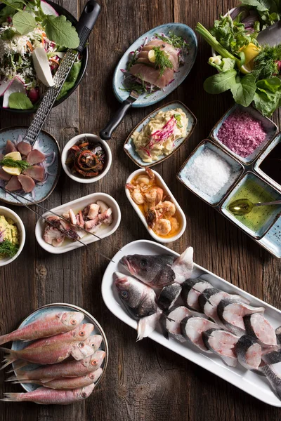 Çeşitli balık ve mezeler.