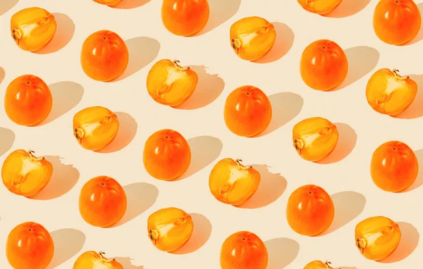 パステルカラーの背景に陽射しで柿の実が描かれた創造的な模様 健康食品のコンセプト — ストック写真