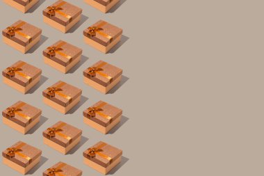 Pastel arka planda fiyonklu mevcut kutularla yaratılmış yaratıcı desen. Noel ya da doğum günü hediyesi konsepti. Asgari biçim.