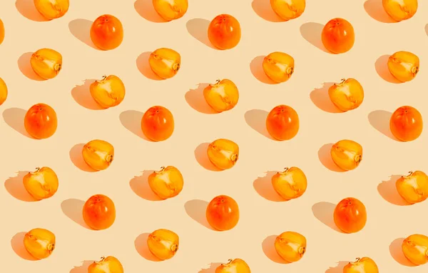 パステルカラーの背景に陽射しで柿の実が描かれた創造的な模様 健康食品のコンセプト — ストック写真