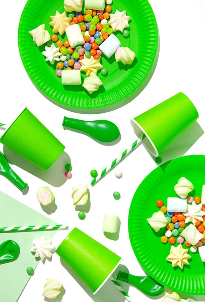 Kreatív Elrendezés Zöld Papírpoharakból Szívószállal Edényekkel Habcsókokkal Lufikkal Fehér Alapon — Stock Fotó