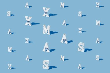 Mavi arkaplanda beyaz xmas harflerinden oluşan yaratıcı bir model. Asgari düzeyde. Noel kutlaması kavramı.