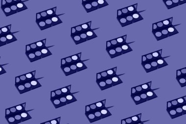 Bej renkli pastel arka planda yüz paletinden yapılmış yaratıcı desen. Dekoratif kozmetik ve makyaj konsepti. Asgari tarz kompozisyon. 2022 'nin Rengi