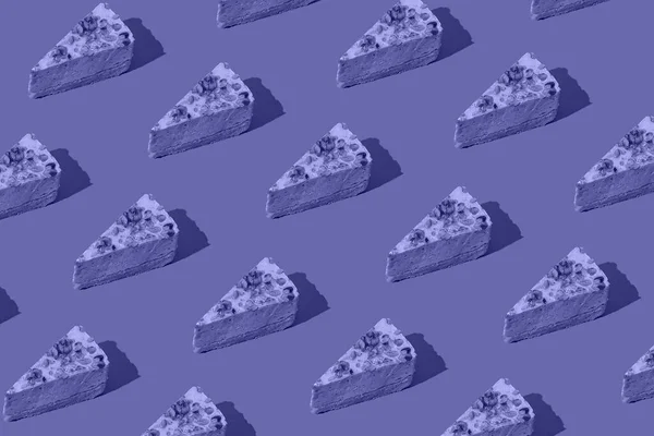 Kreatives Muster Aus Einem Stück Käsekuchen Auf Violettem Hintergrund Gesundes — Stockfoto