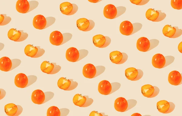 Creatief Patroon Gemaakt Van Persimmon Fruit Pastelachtergrond Met Zonlicht Gezond — Stockfoto