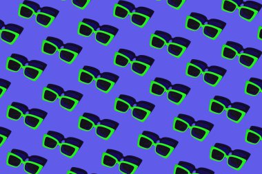 Mor arka planda parlak yeşil güneş gözlüğünden yapılmış yaratıcı desen. Tatil ve seyahat konsepti. Moda plaj aksesuarları. Asgari biçim