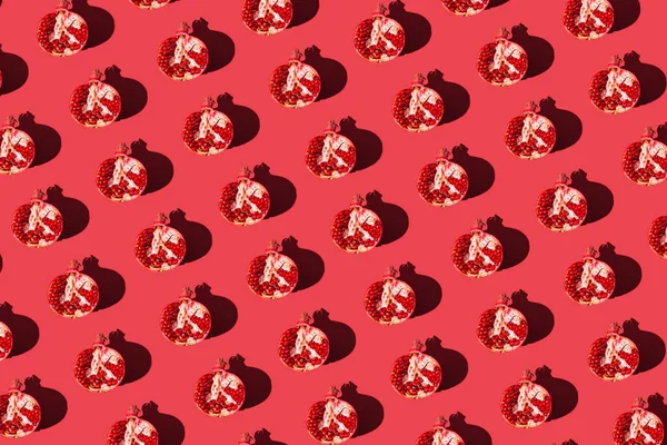 Δημιουργικό Μοτίβο Από Φρέσκα Μισά Ρόδια Κόκκινο Φόντο Σκιές Ελάχιστο — Φωτογραφία Αρχείου
