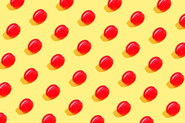 Kreatywny Wzór Wykonany Czerwonych Makaroników Żółtym Tle Koncepcja Deseru Słodyczy — Zdjęcie stockowe