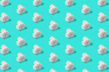 Parlak arkaplanda güzel beyaz gül çiçeklerinden oluşan yaratıcı çiçek deseni. Doğa konsepti. 8 Mart kartı için fikir