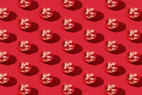 Δημιουργικό Μοτίβο Από Φρέσκα Ρόδια Κόκκινο Φόντο Σκιές Ανανεώσιμη Ιδέα — Φωτογραφία Αρχείου