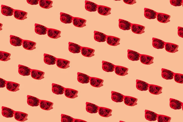 Δημιουργικό Σχέδιο Από Κόκκινα Γυαλιά Ηλίου Μπουμπούκια Τριαντάφυλλου Παστέλ Φόντο — Φωτογραφία Αρχείου