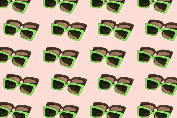 Kreatives Muster Aus Leuchtend Grüner Sonnenbrille Auf Pastellrosa Hintergrund Sommermode — Stockfoto