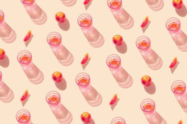 Kanlı portakal ve taze kokteylden yapılmış yaratıcı desen ya da pastel bej arka planda limonata. Yaz tatili konsepti. Düz güneş ışığı yatıyordu. Asgari düzeyde. Üst görünüm