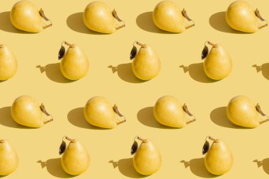 Yaratıcı desen, pastel sarı arka planda gölgeli ham armutlar yarattı. Sağlıklı gıda malzemesi konsepti. Asgari biçim.