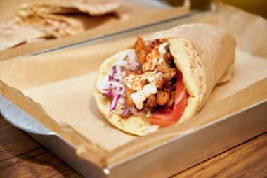 Metal tepside vejetaryen jiroskoplar. Yunanistan 'da Gıda.