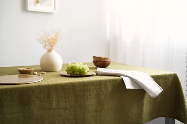 Moderna mesa de comedor. Solo materiales naturales: loza, lino, flores secas. — Foto de Stock