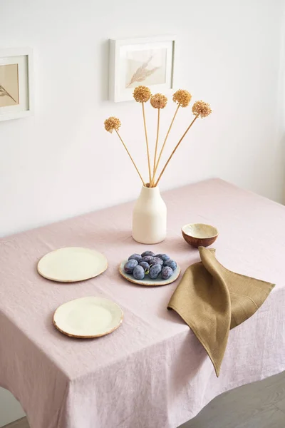 Moderno tavolo da pranzo. Solo materiali naturali - terracotta, tessuti di lino, fiori secchi. — Foto Stock