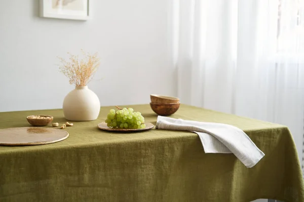 Moderna mesa de comedor. Solo materiales naturales: loza, lino, flores secas. — Foto de Stock