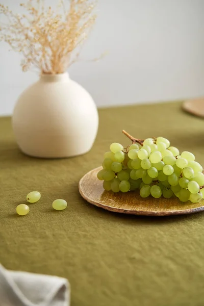 Moderno tavolo da pranzo. Solo materiali naturali - terracotta, tessuti di lino, fiori secchi. — Foto Stock