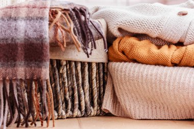 Sıcak ve rahat kıyafetler, soğuk hava için kıyafetler. Kış, sonbahar giysileri, moda renkler.