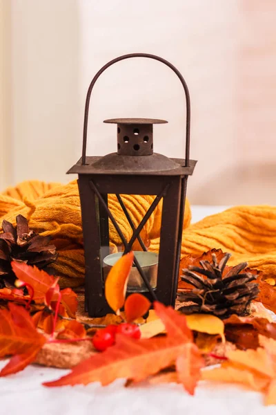 Herbstliche Komposition Helle Herbstblätter Zapfen Laterne Mit Kerze Auf Weißem — Stockfoto
