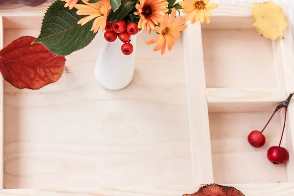 Ttop Ansicht Eines Holztabletts Vase Mit Herbststrauß Vogelbeeren Und Herbstblättern — Stockfoto