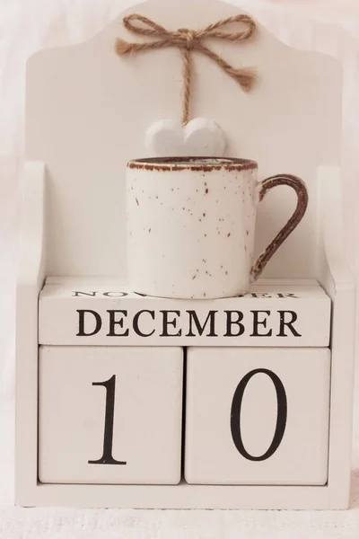 Diciembre Día Del Mes Calendario Una Taza Sobre Fondo Blanco —  Fotos de Stock