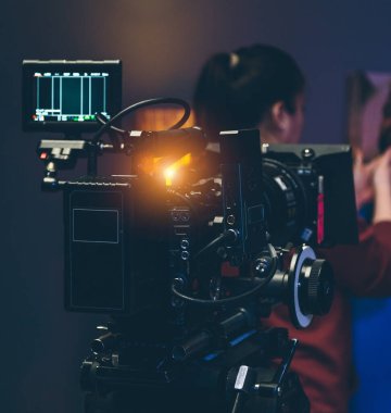 sette tripoddaki dijital kamera