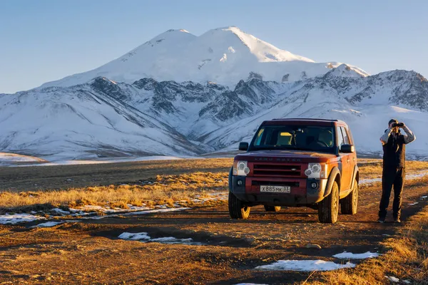 Arabayla seyahat. Elbrus. Kafkasya Dağları. Rusya.