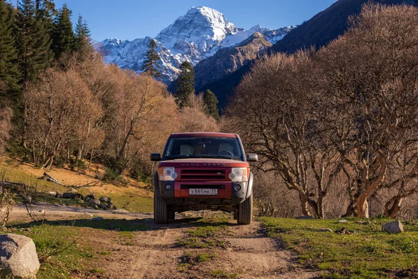 Araba dağlarda bir yerde. Arkhyz. Kafkasya Dağları. Karachay-Çerkessia. Rusya.