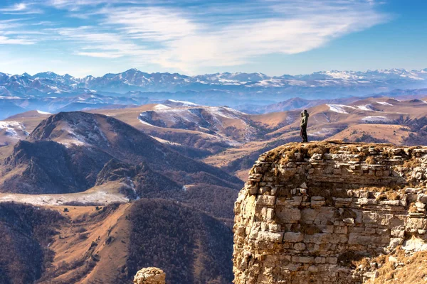 崖の端に男が立って 山の風景を見ている バーマミット高原 コーカサス山脈 カラチャイ チェルケシア ロシア — ストック写真
