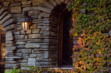 Binanın tuğla duvarında bir fener ve vitraylı bir pencere. Loga Parkı. Kamensk-Shakhtinsky. Rostov bölgesi. Rusya