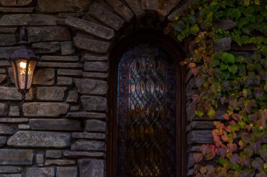 Binanın tuğla duvarında bir fener ve vitraylı bir pencere. Loga Parkı. Kamensk-Shakhtinsky. Rostov bölgesi. Rusya